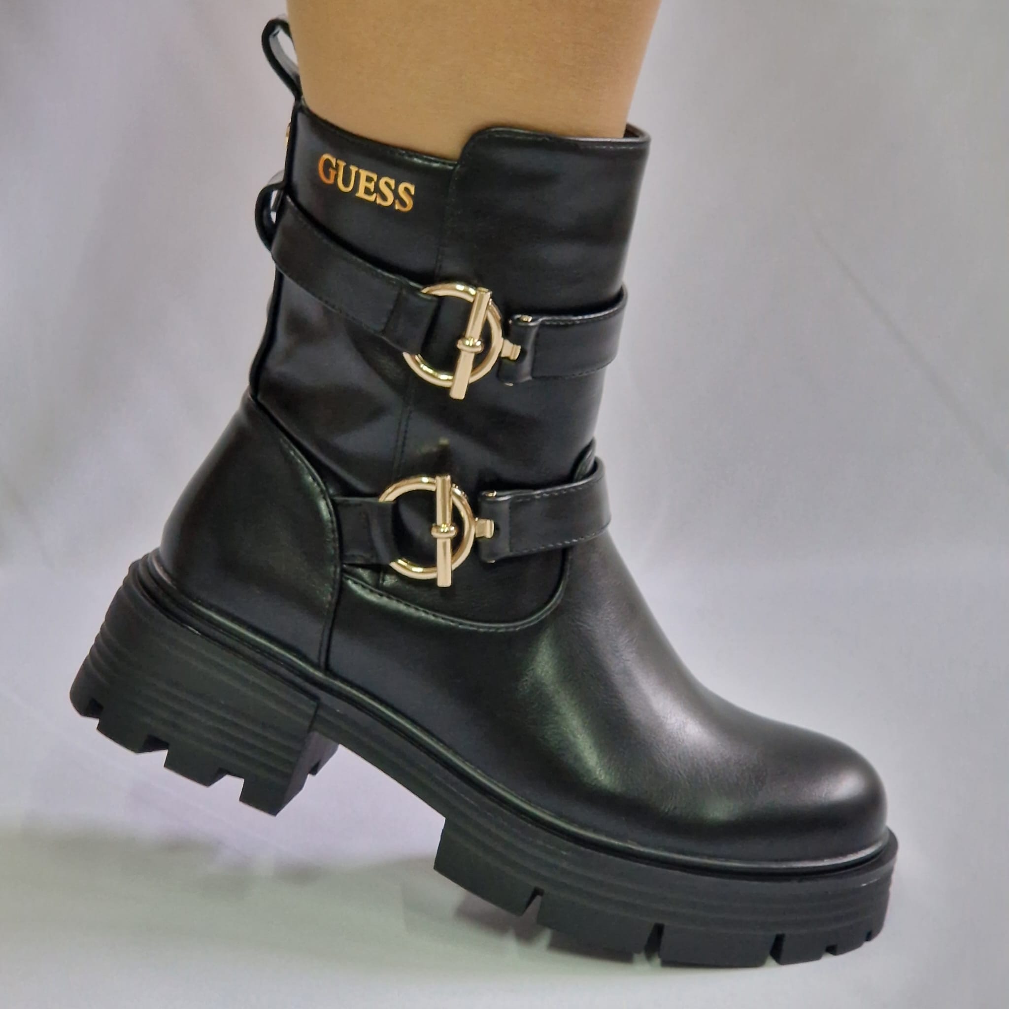 A bota Guess 93 preto