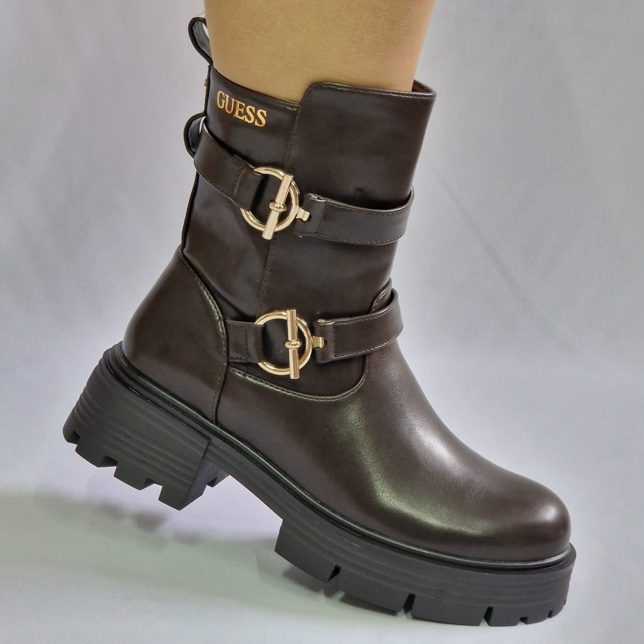 A bota guess 93 castanho